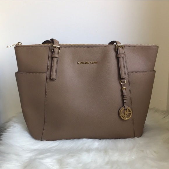 Michael Kors Handbags - Michael Kors Jet Set Tan Leather Tote LIKE NEW